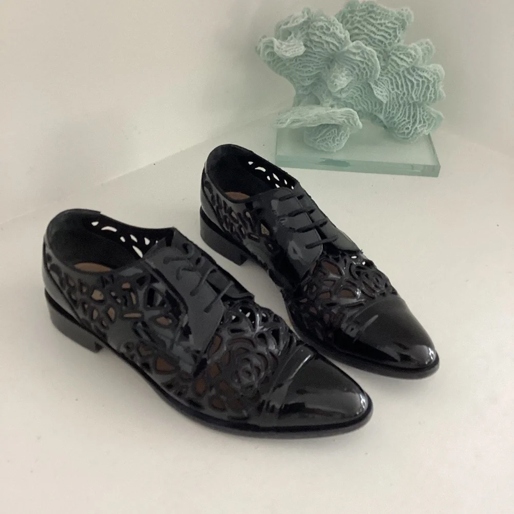 REDUCED VALENTINO PATENT LEATHER EYELET TRIM OXFORS SHOES size 37.5 7.5